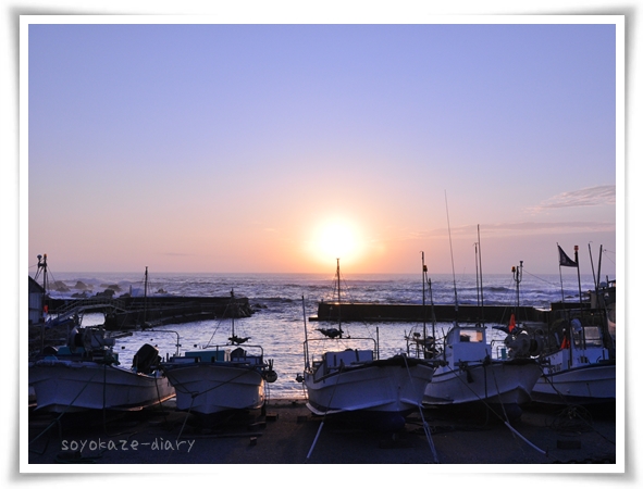 漁船と朝日.jpg